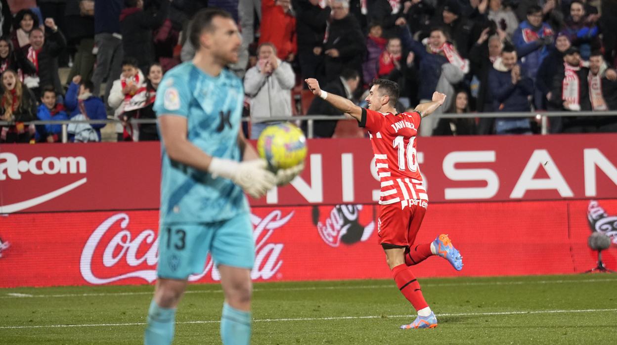 javi hernández celebra un gol con el girona.