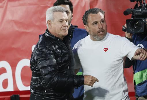 Javier Aguirre, entrenador del Mallorca, junto a Sergio González.