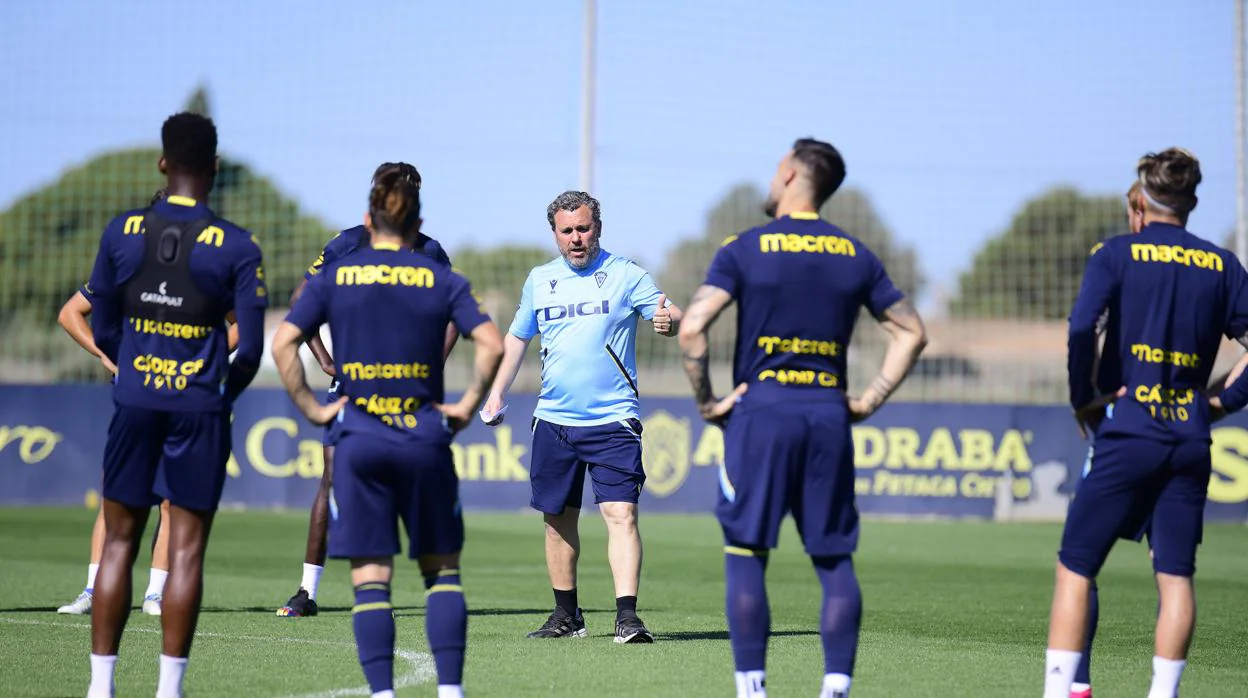 Sergio González ofrece indicaciones durante un entrenamiento de la pasada campaña