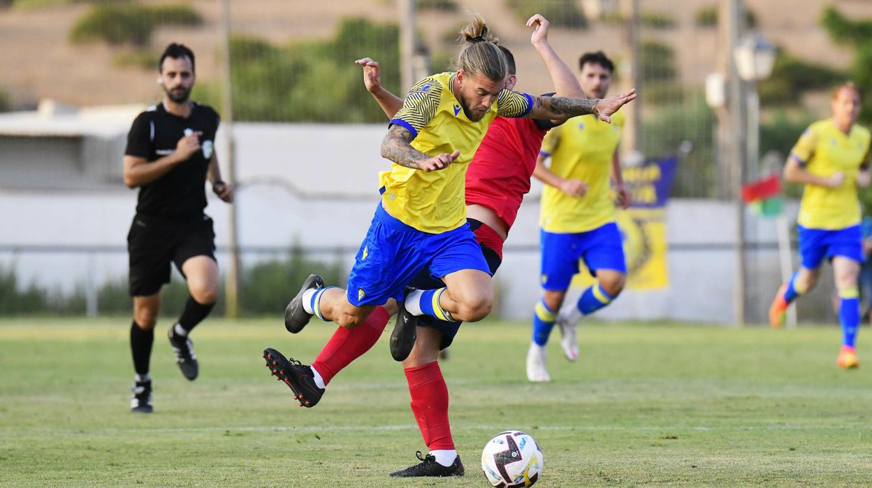 Álvaro Jiménez no ha logrado hacerse un hueco en el Cádiz CF