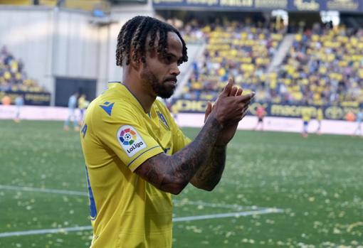 Bongonda recibe el caluroso aplauso de la afición del Cádiz CF.