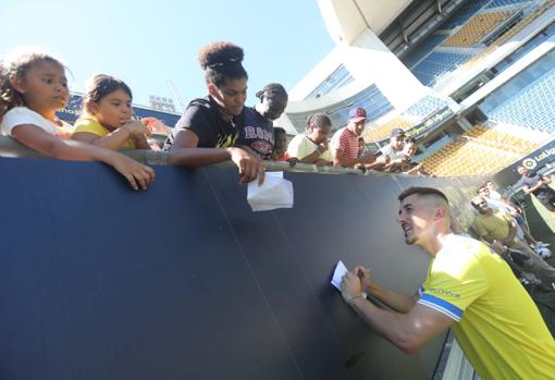 Javi Hernández firma autógrafos a unos aficionados