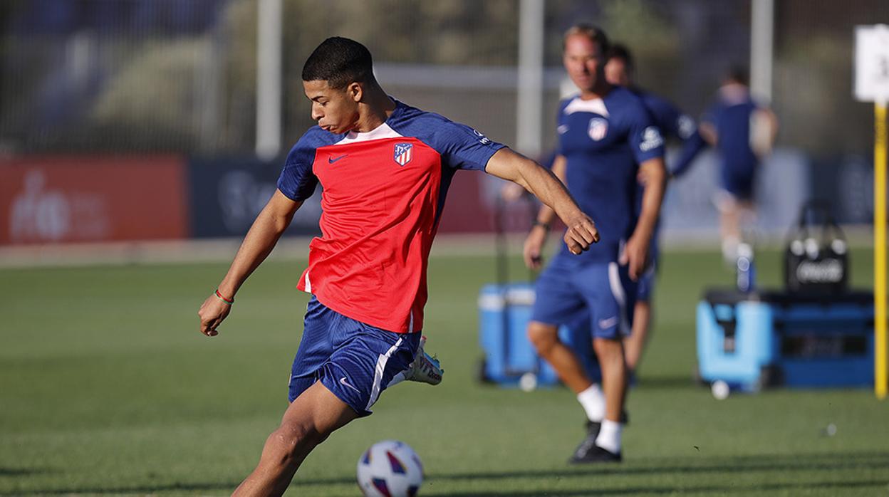 Santiago Mouriño, durante un entrenamiento con el Atlético de Madrid