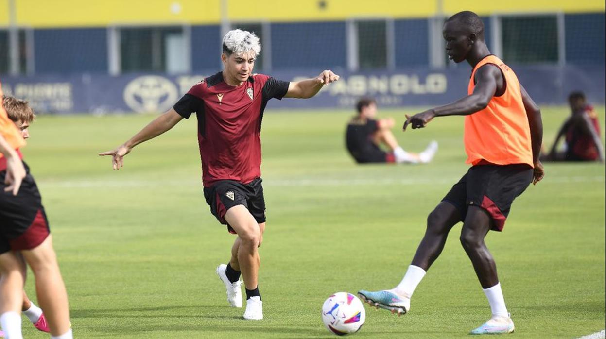 El lateral izquierdo Julio Cabrera ha entrenado este martes con el primer equipo del Cádiz CF en El Rosal.