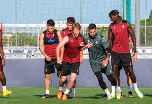 David Gil junto a Álex en un entrenamiento esta pretemporada en El Rosal.