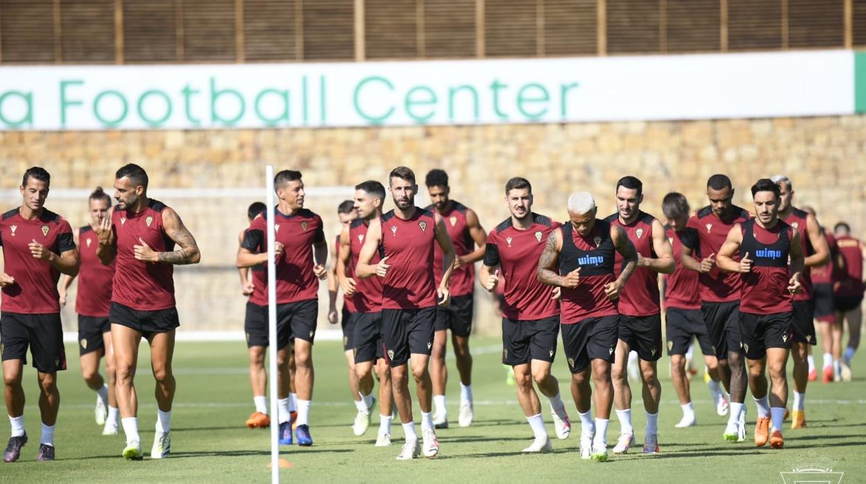 Jugadores del Cádiz CF entrenan en Marbella