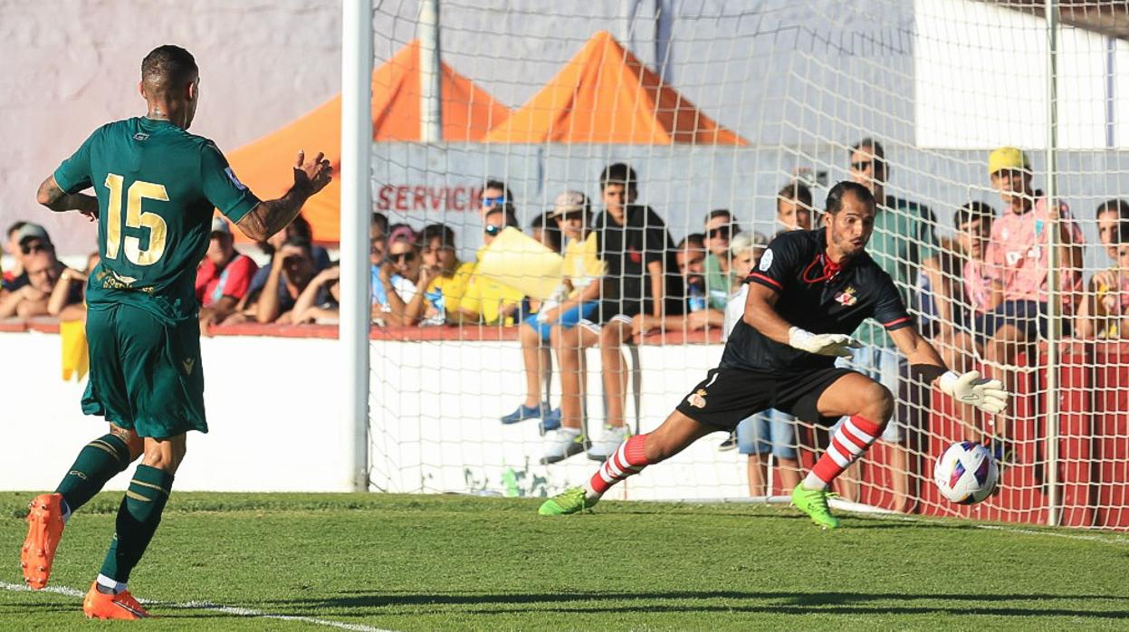 Roger Martí marcó tres goles ante el Chiclana en el segundo amistoso de la pretemporada del Cádiz CF.