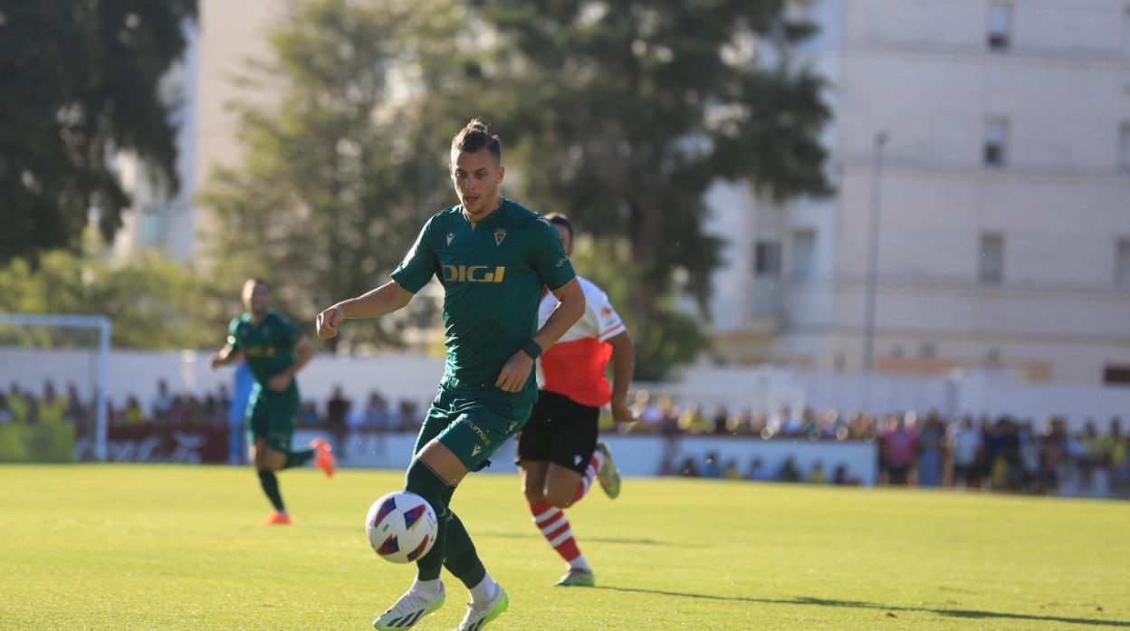 Iván Alejo en un encuentro de la actual pretemporada del Cádiz CF.