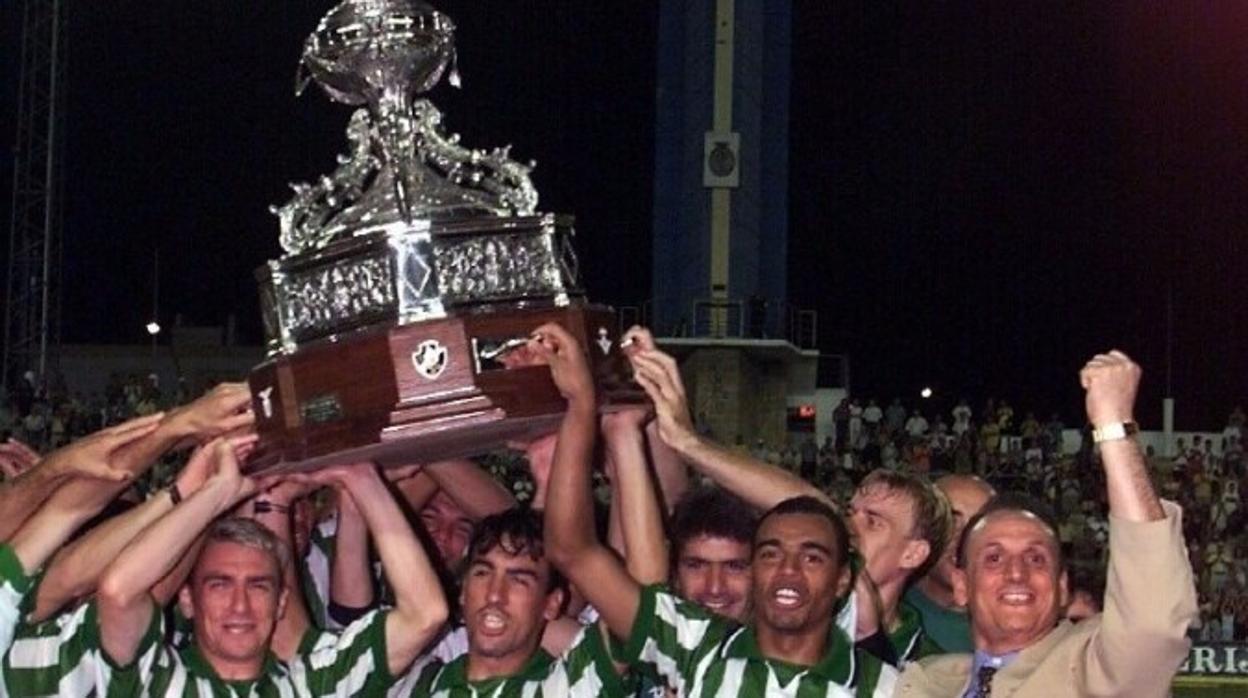 Oli, Denilson y Lopera levantan el Trofeo Carranza del año 2000