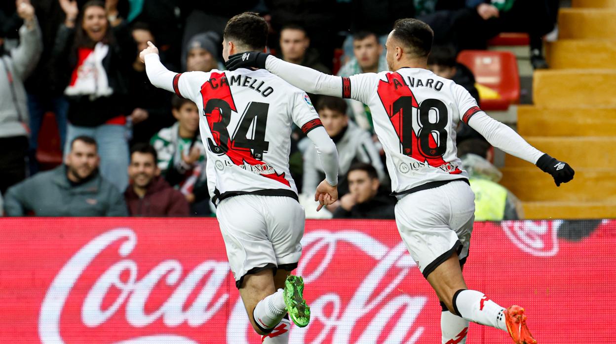 Camello y Alvarito celebran un gol con el Rayo Vallecano