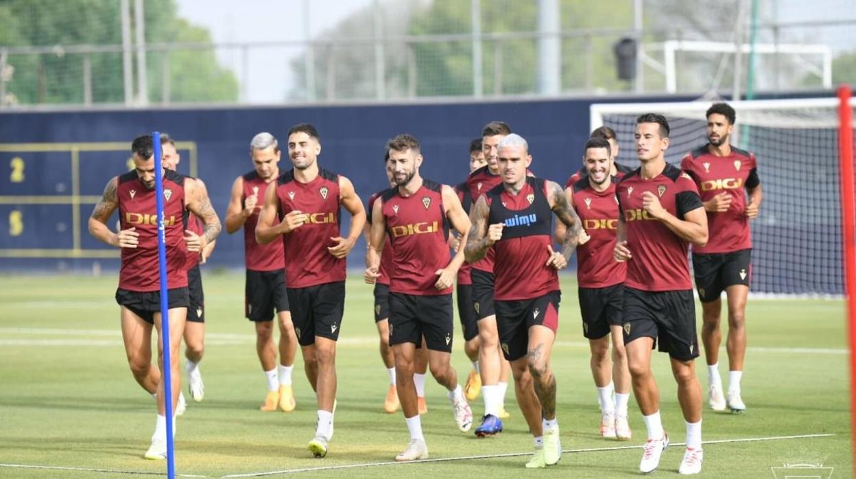 Gonzalo Escalante en el entrenamiento de hoy al fondo a la izquierda