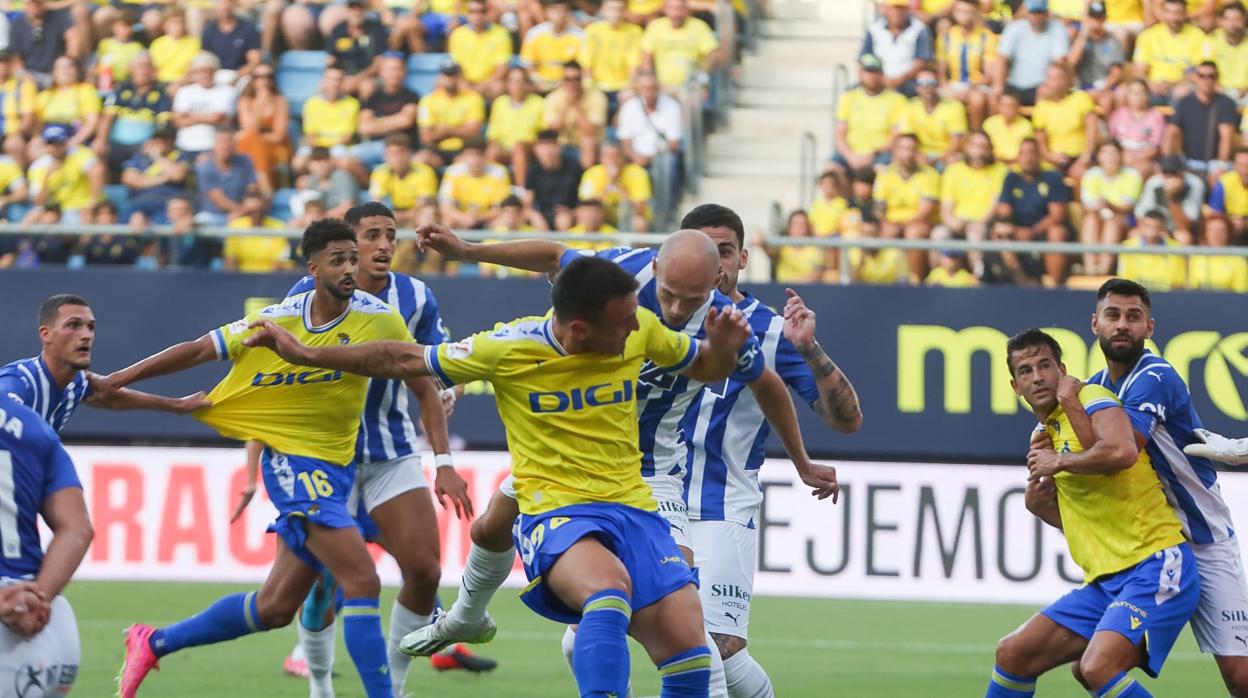 San Emeterio, un instante después de cabecear a gol.