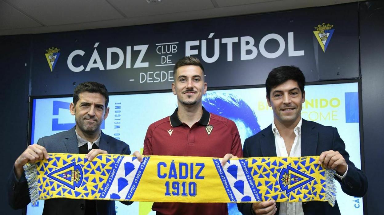 Juanjo Lorenzo, Javi Hernández y Borja Lasso en la presentación dle futbolista este verano