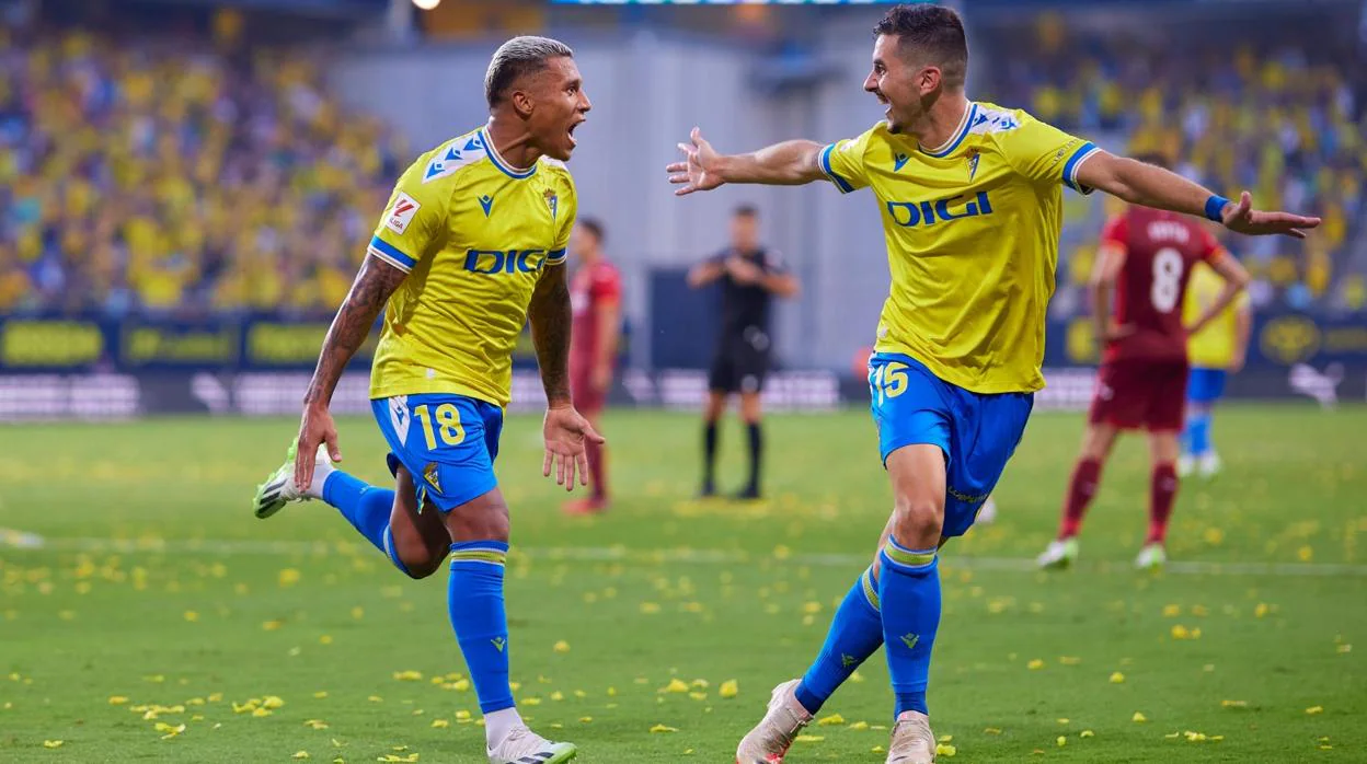 Machis celebra su gol con Javi Hernández