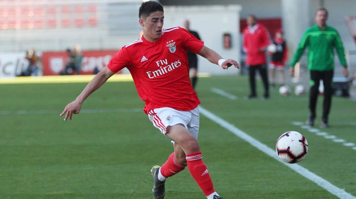 Gouveia, durante un encuentro con el filial del Benfica