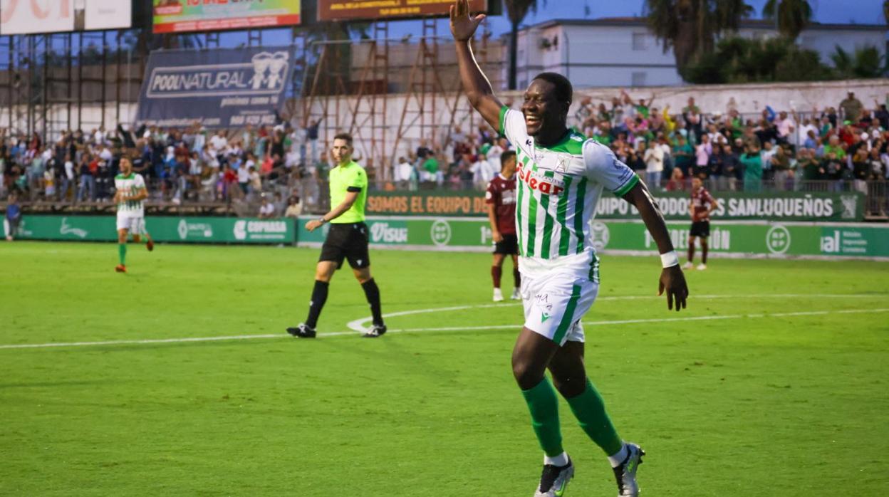 Francisco Mwepu celebra uno de sus tantos