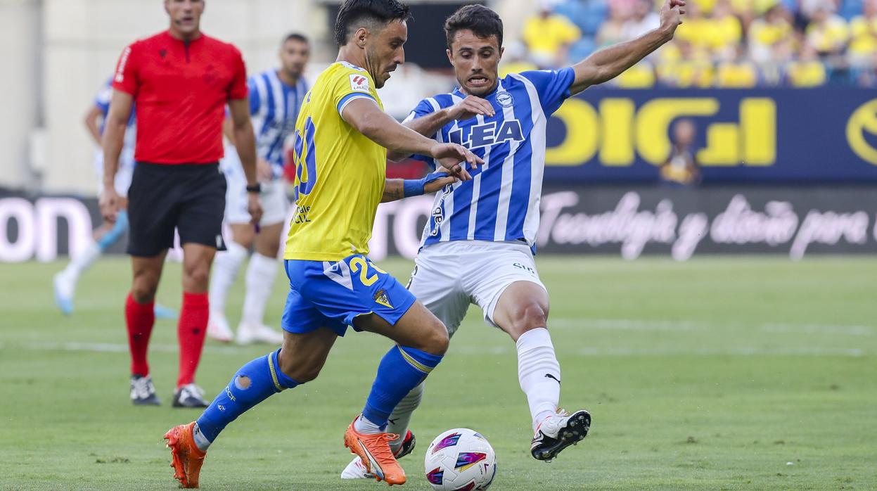 Iza es el lateral derecho titular del Cádiz CF en este inicio de la temporada.