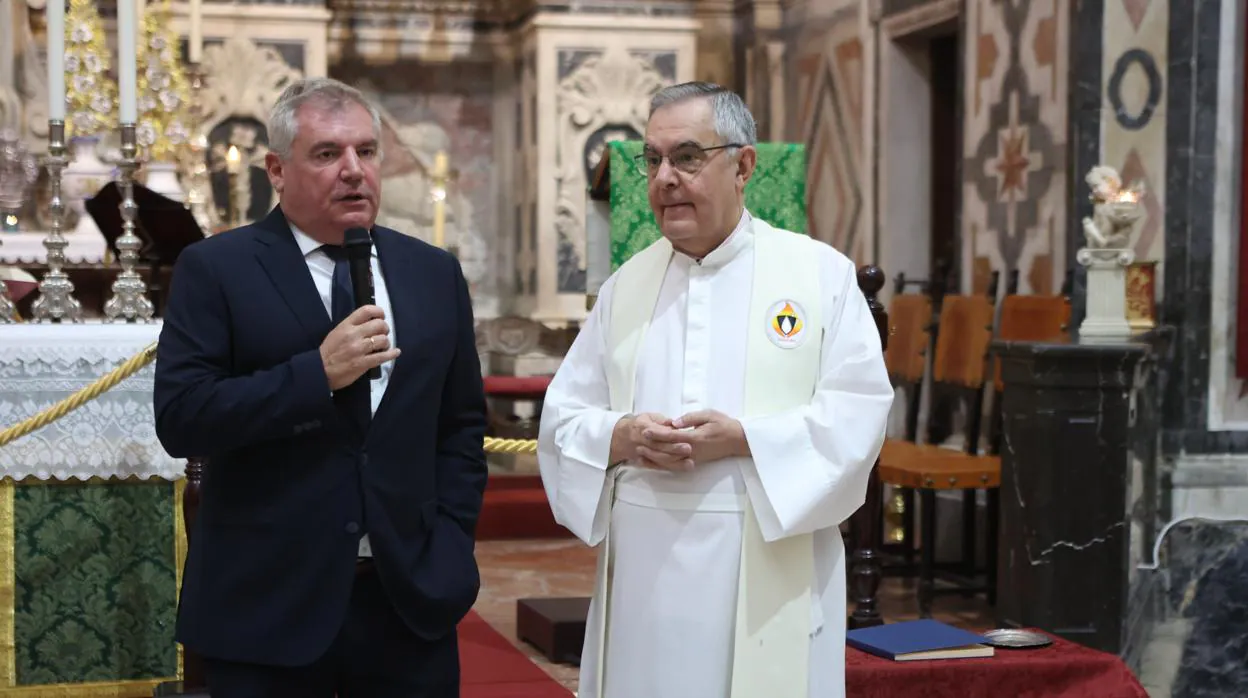 Manuel Vizcaíno, junto al padre Pascual Saturio, en la reciente visita a la Patrona.