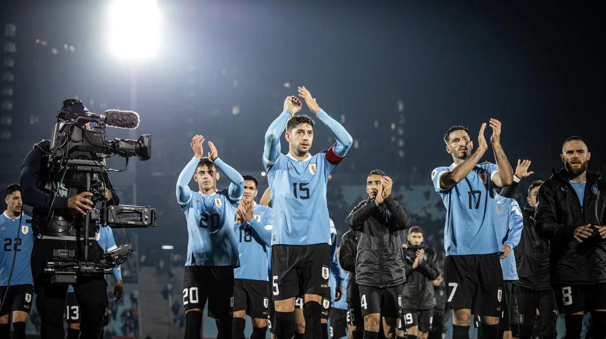 La selección uruguaya (con Maxi Gómez en segunda línea) celebra el triunfo ante Chile