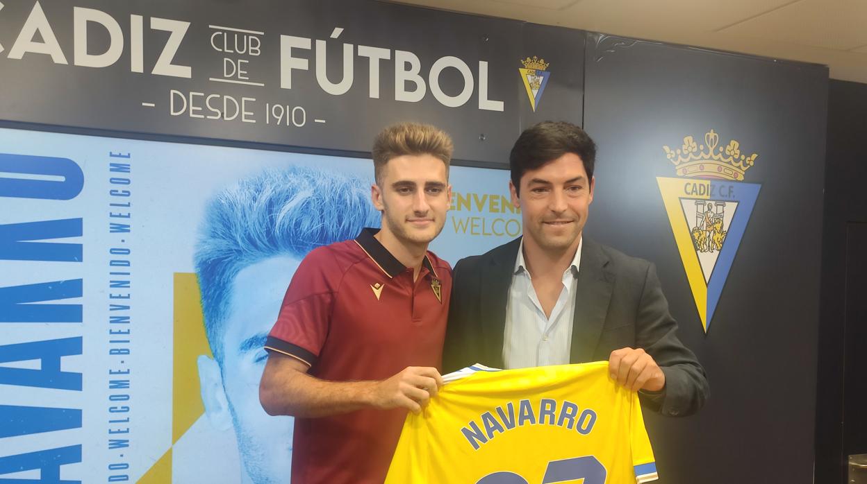 Robert Navarro posa con la camiseta del Cádiz junto a Borja Lasso