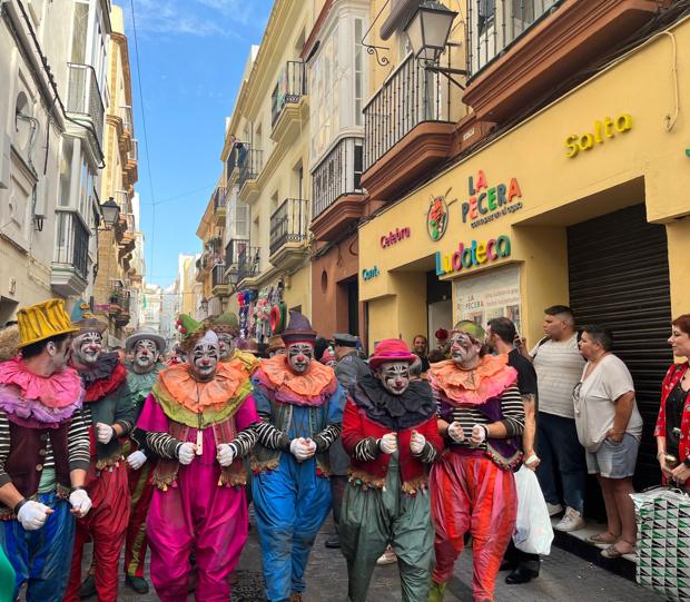 Vídeo: Pasacalles de 'Los sumisos' de Martínez Ares antes de subir al Falla