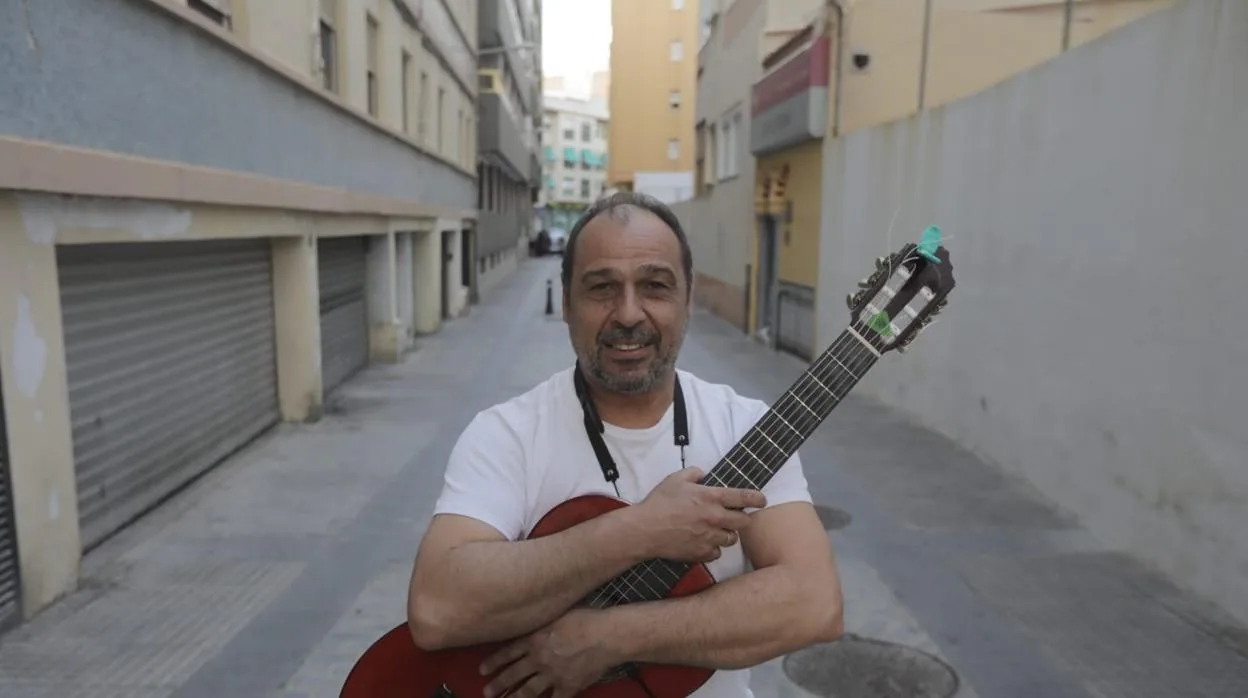 David Márquez Mateo, con su guitara, antes de su último ensayo antes del COAC 2022.