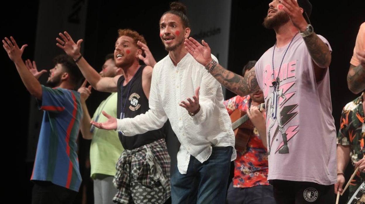 La chirigota 'Los de Cádiz Sur', en el Gran Teatro Falla durante el COAC 2022.