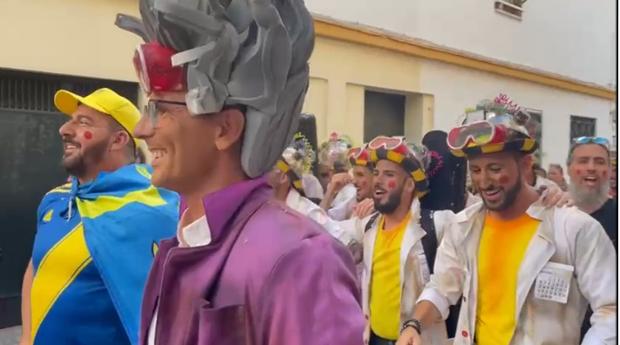 Vídeo: La comparsa '¿Me meto o no me meto?' y el cuarteto 'Al Edén que le den' animan Cádiz con su pasacalles