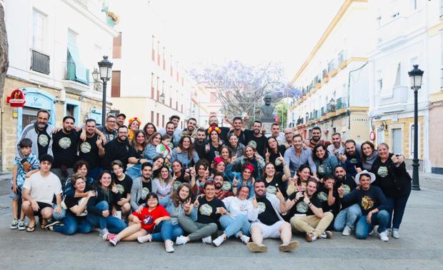 Vídeo: El coro de los estudiantes, 'Pachamama' celebra el primer premio en la Plaza del Mentidero