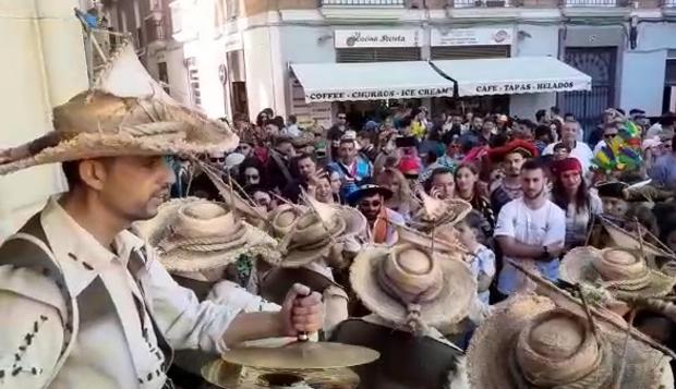 Vídeo: La comparsa 'Los Veleros', en las escalinatas de Correos