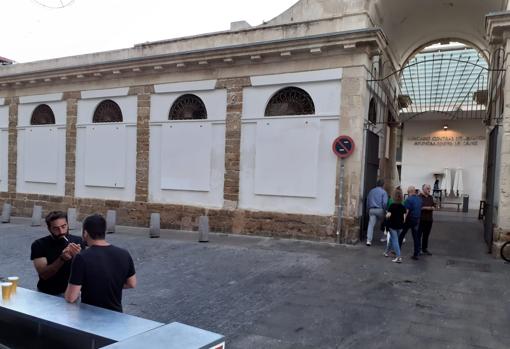 Vídeo: &#039;Los renacidos&#039; calientan un desangelado «lunes de coros» en Cádiz