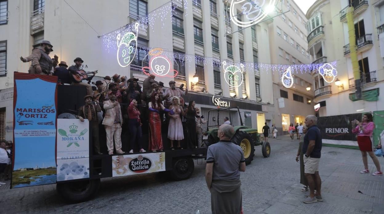 La batea de un coro a su paso por la Plaza del Palilero.