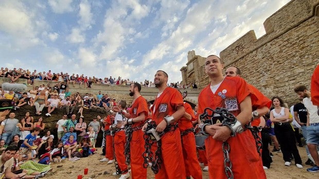 El Carnaval se va de playa, contra viento y marea (alta)