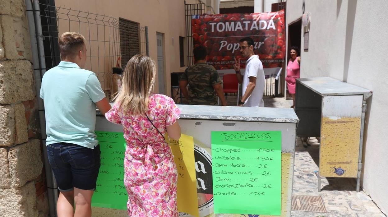 Tomatada en familia: el calor y el viento arrasan con el acto gastronómico