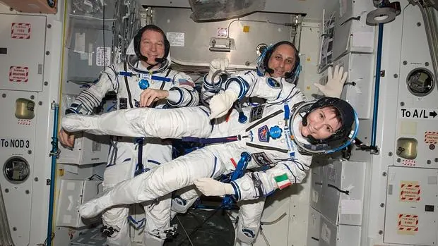 lLa astronuata europea Samantha Cristoforetti (centro) junto a los astronautas Terry Virts y Anton Shkaplerov antes de su regreso a la Tierra hace pocas semanas