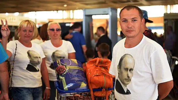 Turistas rusos atrapados en un aeropuerto de Egipto con la cara de Putin en sus camisetas