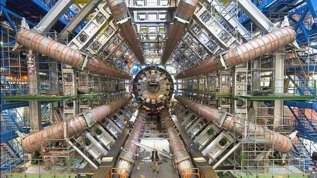 Gran Colisionador de Hadrones (LHC en inglés), en el CERN, en el que se estudia el efecto de la Relatividad en las partículas que forman la materia