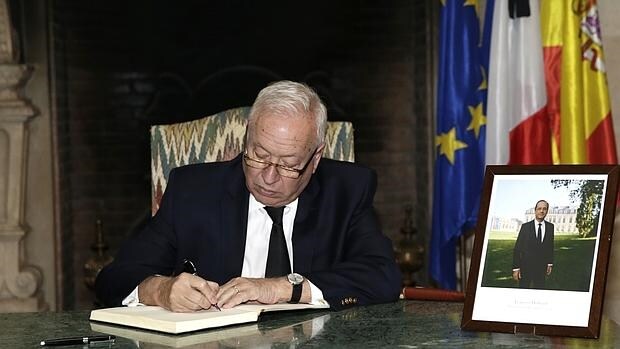 Margallo firma en el libro de condolencias instalado en el vestíbulo de la residencia del embajador de Francia en España