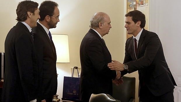 El ministro del Interior, Jorge Fernández Díaz, saluda a Albert Rivera