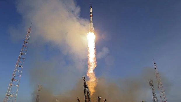 El cohete Soyuz TMA-19M despega del cosmódromo de Baikonur, en Kazajistán, hoy, 15 de diciembre de 2015, para llevar a los miembros de la expedición 46/47 el astronauta estadounidense Timothy Kopra, el británico Team Peake y el cosmonauta ruso Yuri Malenche