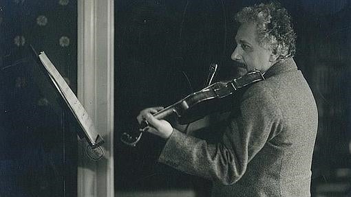 Albert Einstein tocando el violín en su casa del número 5 de Haberlandstrasse, Berlín