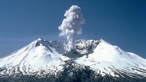 Nube de vapor y cenizas en el monte Santa Helena, en 1980