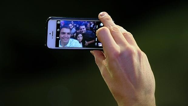 Pedro Sánchez se hace un «selfie» con simpatizantes del PSOE