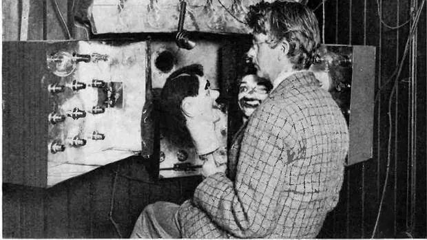 John Logie Baird con «Bill», el maniquí que usaba para las primeras emisiones televisivas