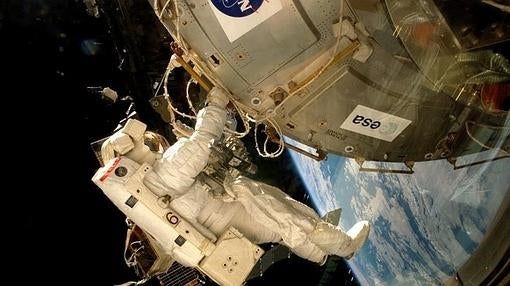 Un astronauta coloca la plataforma EXPOSE-E en la ISS