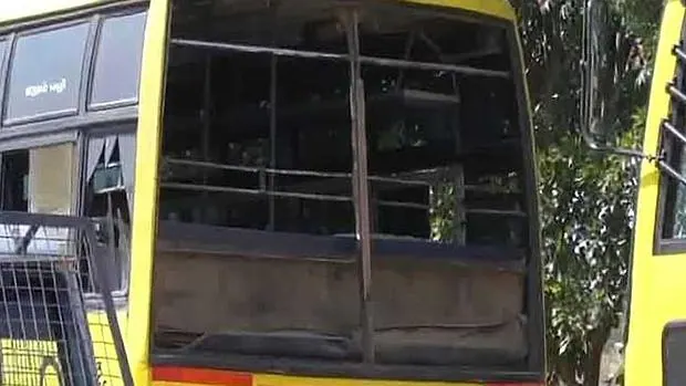 La explosión reventó los cristales de varios autobuses aparcados en las cercanías