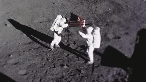 Neil Amstrong y Buzz Aldrin colocan la bandera de EE.UU. en la Luna