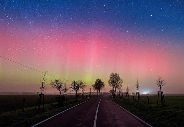 Aurora boreal sobre el cielo de Lietzen, cerca de Brandenburgo (Alemania), en la madrugada del domingo