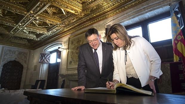 Díaz, junto a Puig, firma en el libro de honor de la Comunidad Valenciana