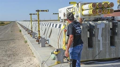 Un técnico prepara la plataforma propulsada por cohetes y capaz de levitar sobre un campo magnético